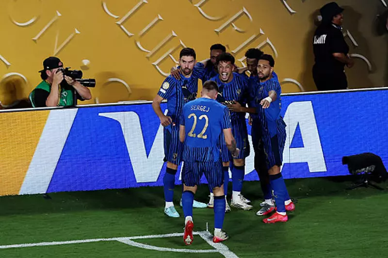 احتفال لاعبو الهلال السعودي أمام مانشستر سيتي
